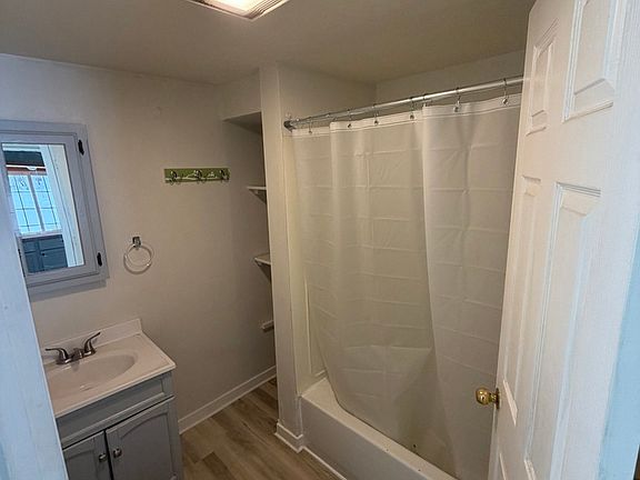 4th image of 227 Maple St