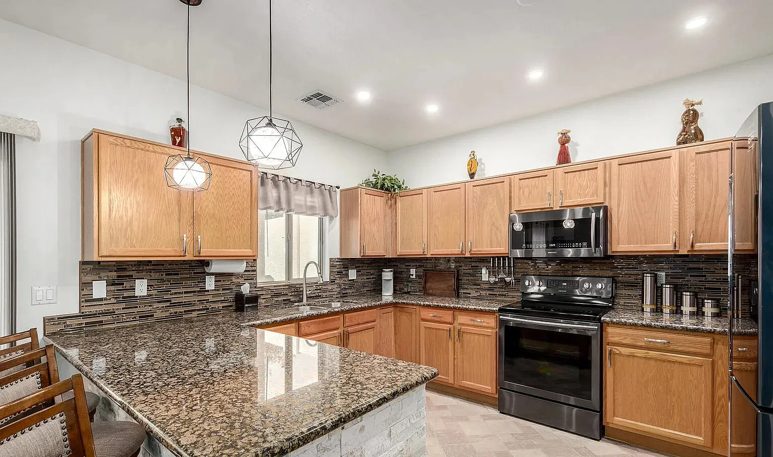 4 bed, 3.0 bath, 1886 sqft, $2,700 — Photo 3