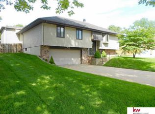 10756 V St, Omaha, NE 68127