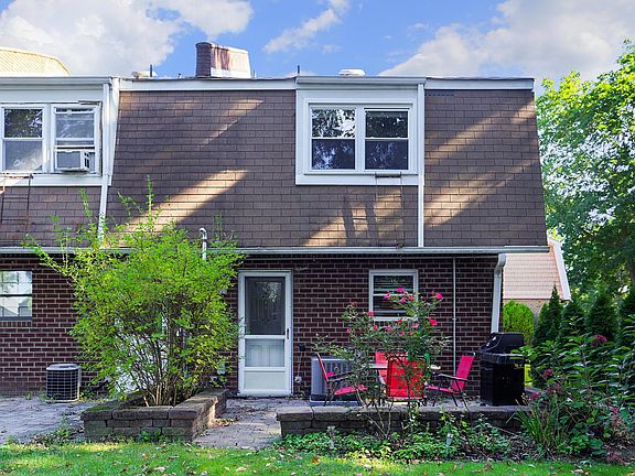 2nd image of 24 Briar Mills Dr