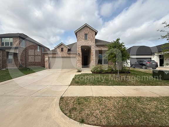 2nd image of 923 Hawthorn Ln