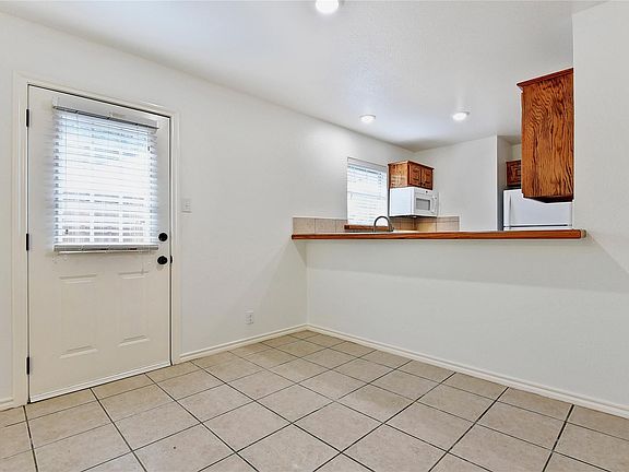 4th image of 1014 W Coffin St #102