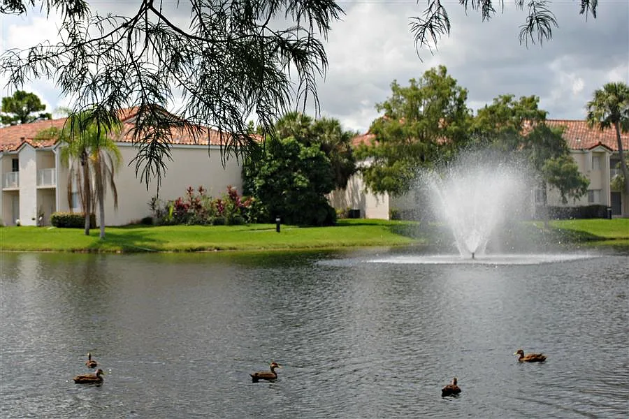 Country Club Lakes Apartments — Photo 1