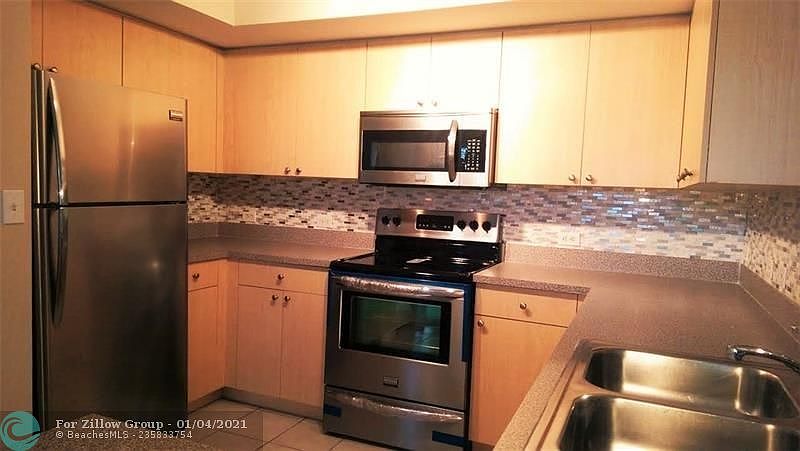1st image of 916 Villa Cir #916