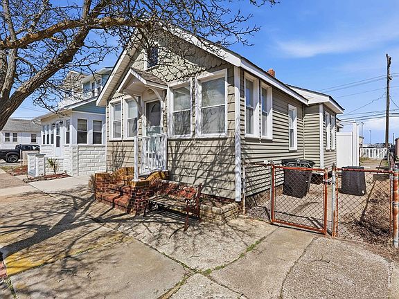 2nd image of 313 W Juniper Ave