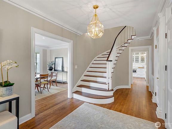 3rd image of 700 McGilvra Boulevard E