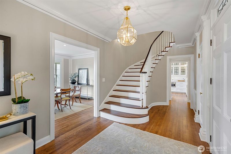 3rd image of 700 McGilvra Boulevard E