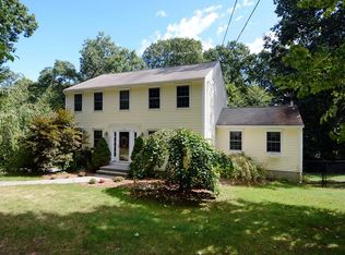 136 Paradise Ln, Sturbridge, MA 01518