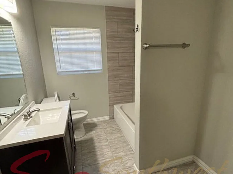 1110 N Neblett St — Photo 6