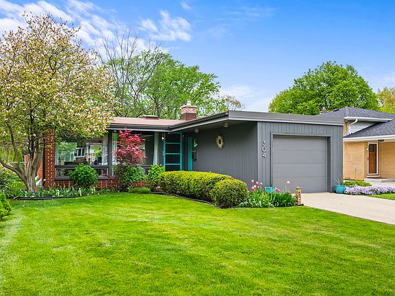 2nd image of 304 S Mount Prospect Rd