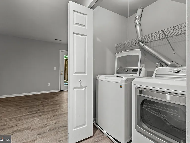 106 Hackley Ct — Photo 22