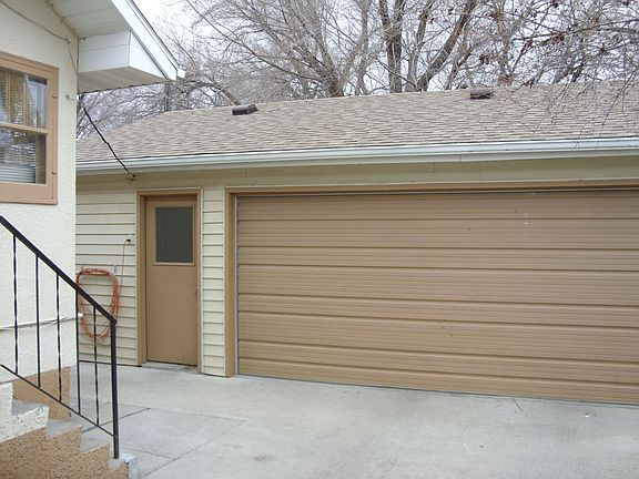 2 1/2 heated garage