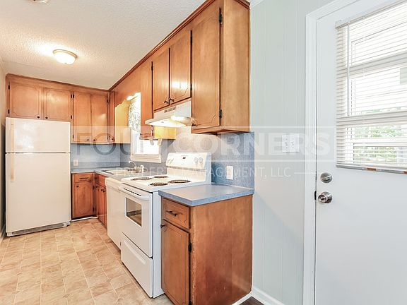 3rd image of 1019 Cypress Dr #L