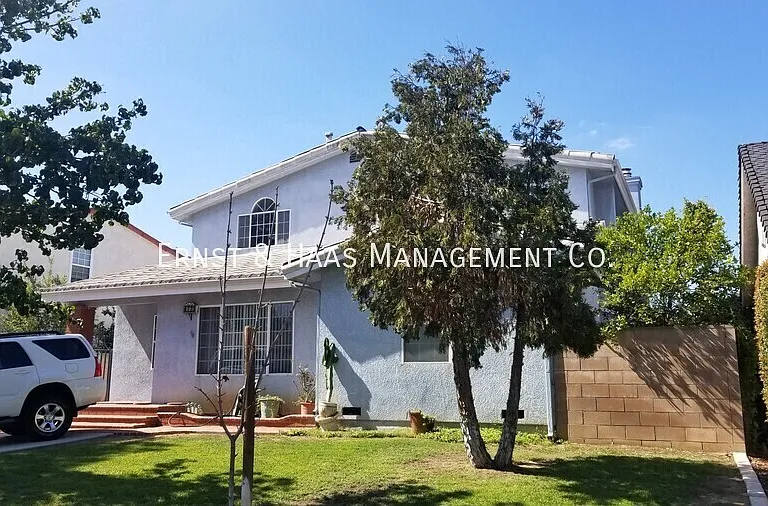 4723 Blackthorne Ave — Photo 1