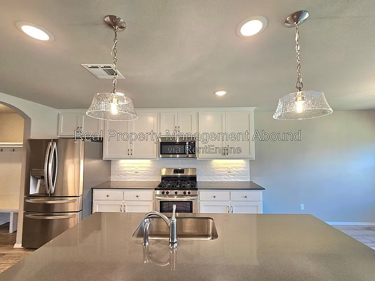 3706 S 13th Pl — Photo 8