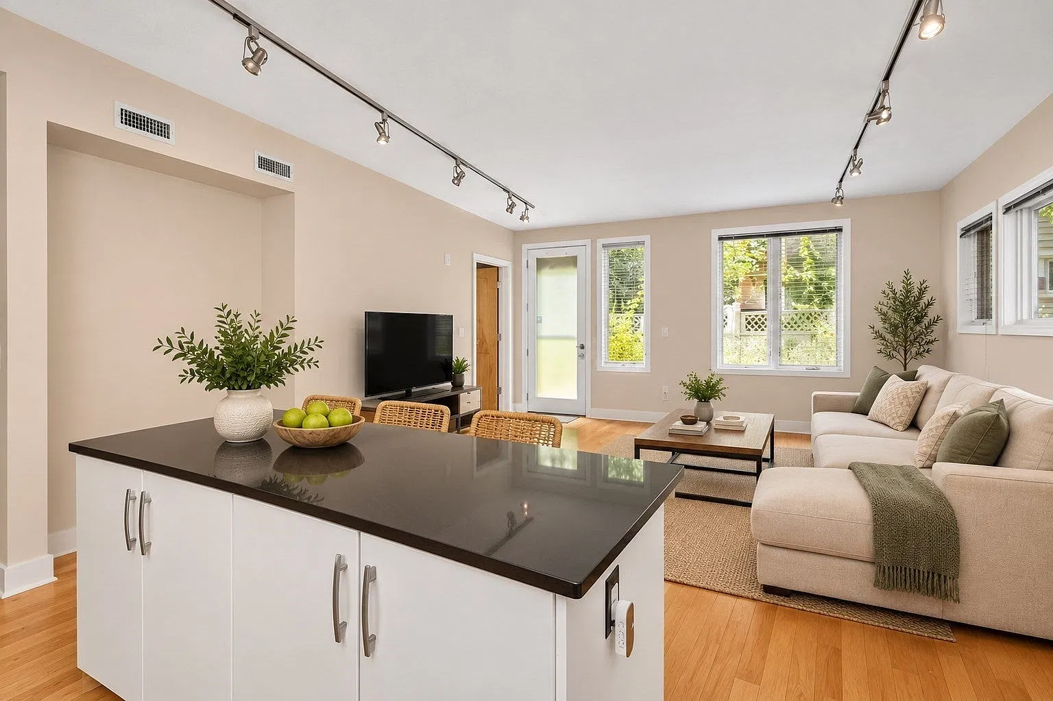 3 bed, 1280 sqft, $4,500 — Photo 4