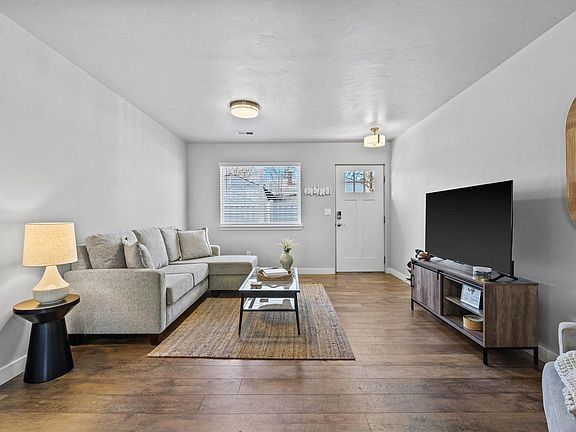 3rd image of 925 Belford Ave #A & B