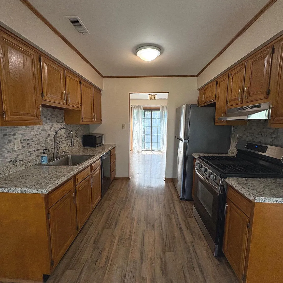 3 bed, 2.5 bath, 1476 sqft, $2,700 — Photo 3