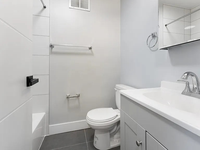 5858.5 N Sheridan Rd #408 — Photo 8