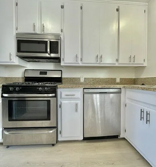 1600 N Martel Ave #B — Photo 11