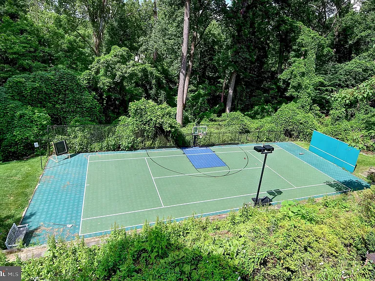 8232 Kerry Ct — Photo 2