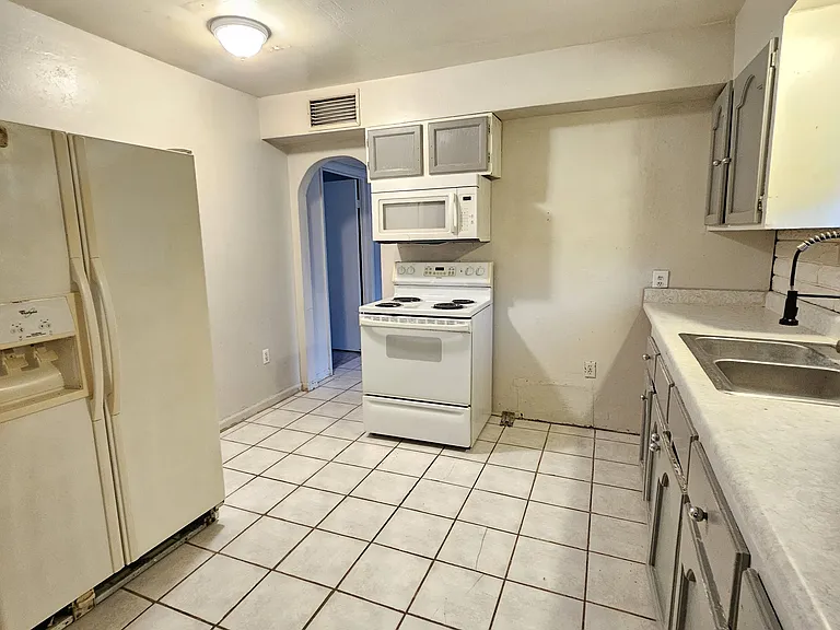 1820 W Wickieup Ln — Photo 10