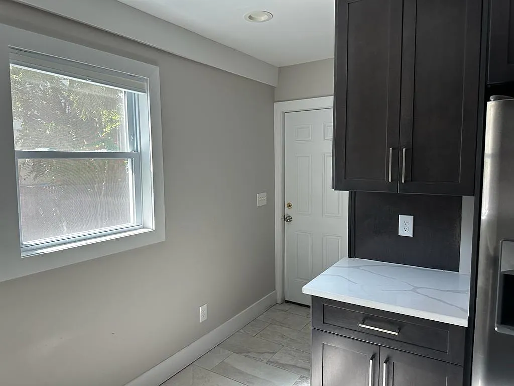 3 bed, 1.5 bath, 1600 sqft, $3,800 — Photo 2