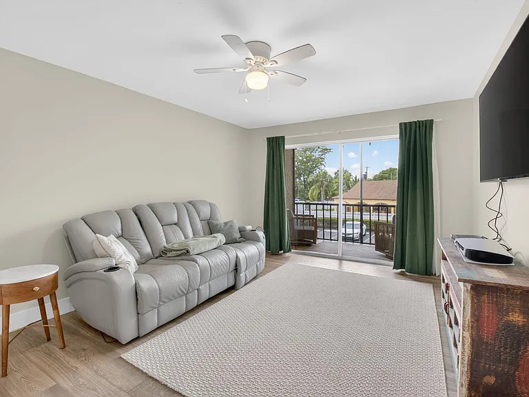 480 NW 20th St #205 — Photo 7
