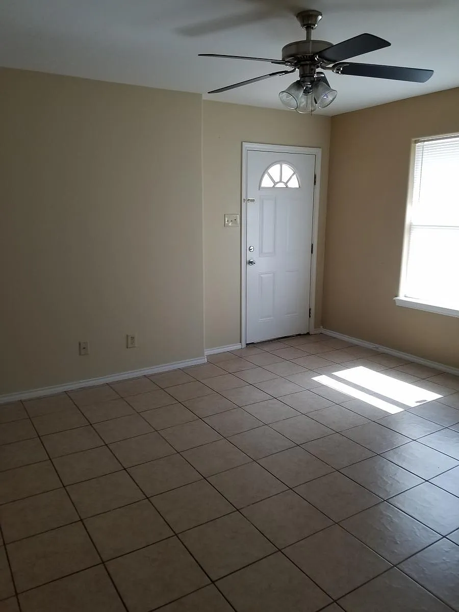 Building Photo - 619 E San Jose St #2
