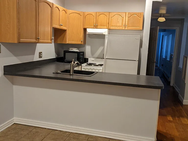 Kitchen (dishwasher, microwave, stove,disposal)