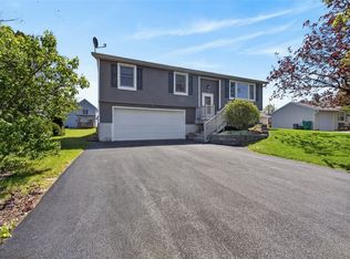 5785 Clover Meadow Ln, Farmington, NY 14425