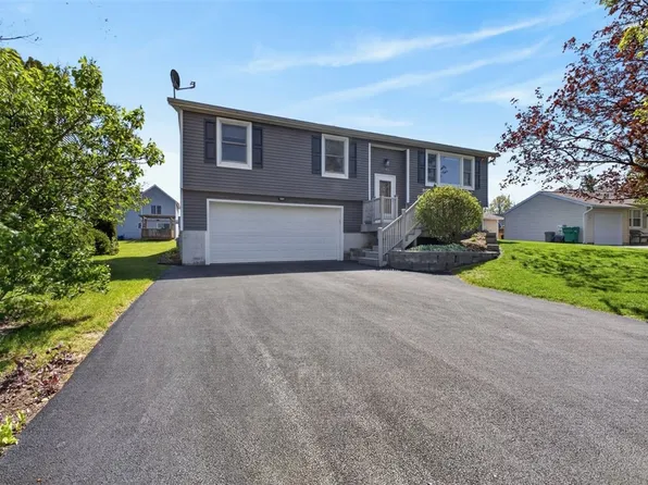 5785 Clover Meadow Ln, Farmington, NY 14425