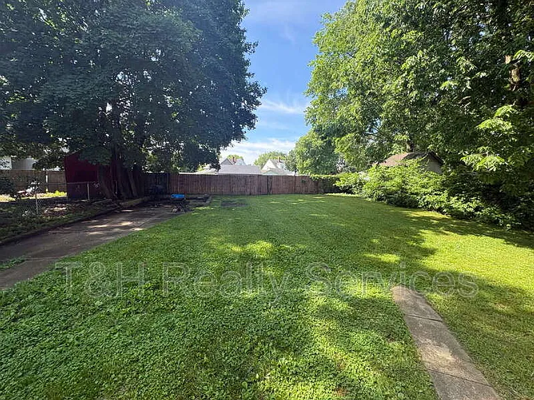 413 W Franklin St — Photo 21