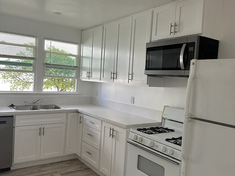 1207 S Fairfax Ave #3 — Photo 2
