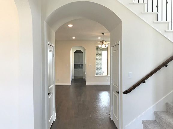 4th image of 6924 Royal View Dr