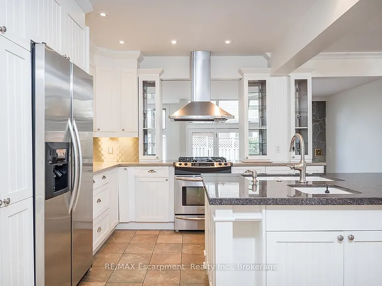 209 Allan St — Photo 7