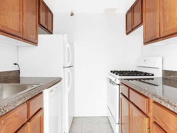 5th image of 215 W 84th St APT 209