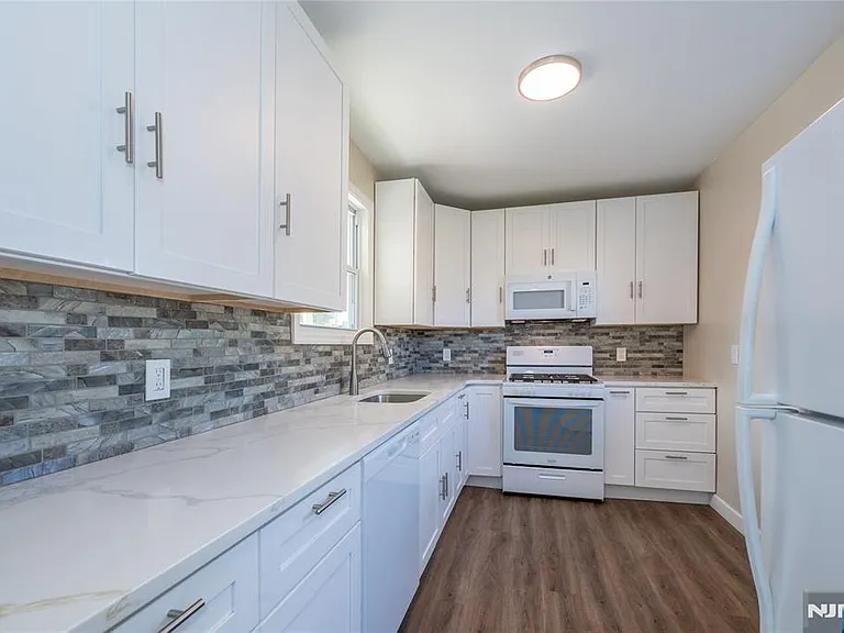 238 Van Ave — Photo 16