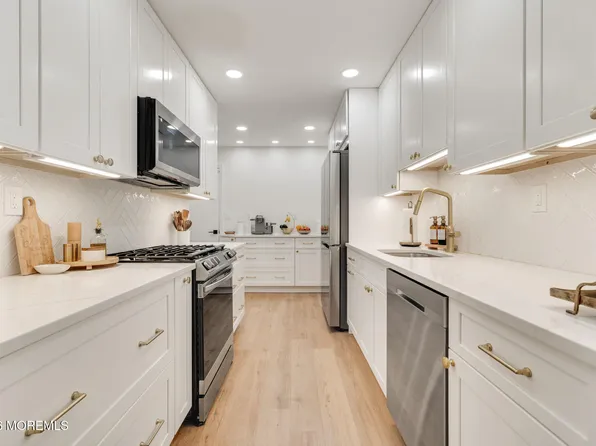 76 Chestnut Way #7-6, Manalapan, NJ 07726