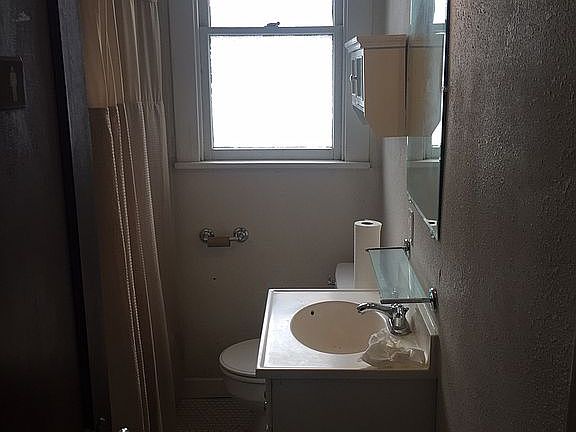 4th image of 1471 Sproule Ave