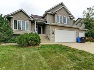 904 James Ct, Waunakee, WI 53597