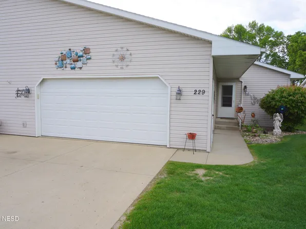 229 6th Street Cir SW, Watertown, SD 57201