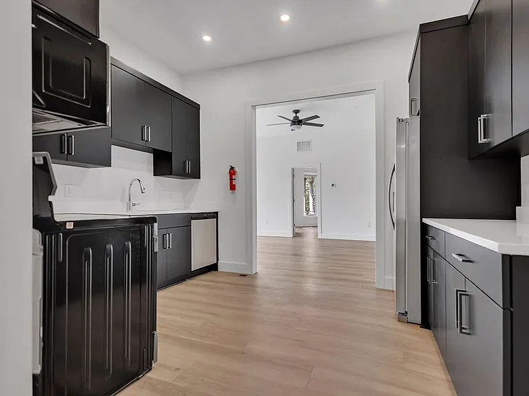 626 N College Ave — Photo 32