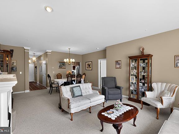 4th image of 8 Stuart Dr #8