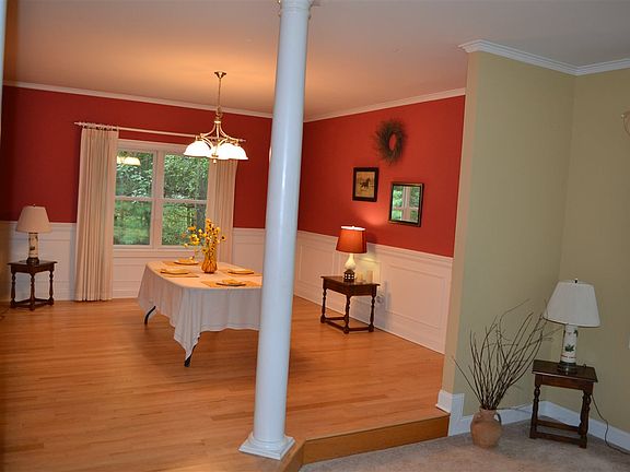 3rd image of 7 Sweetbriar Dr