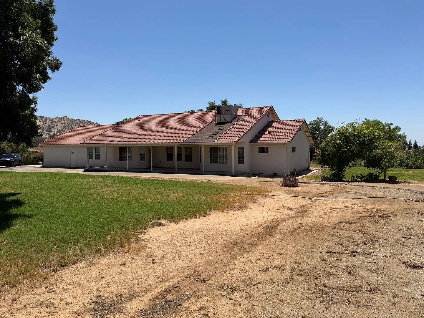 4 bedroom 3.5 bath on acreage with shop — Photo 2