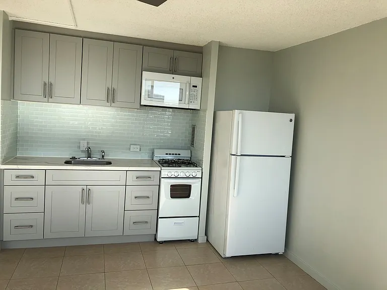 1550 Wilder Ave #1 — Photo 2
