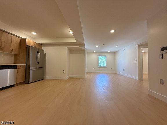 5th image of 627 Valley Rd Unit D