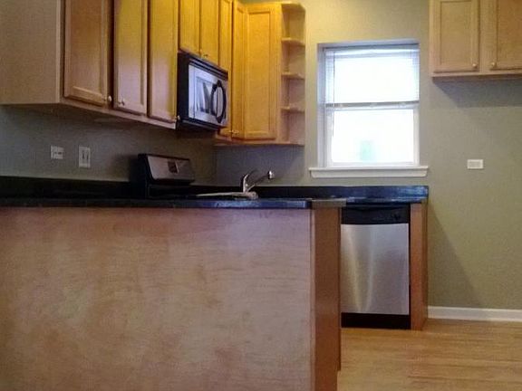 Bright roomy kitchen with tons of cabinets (42 inches)