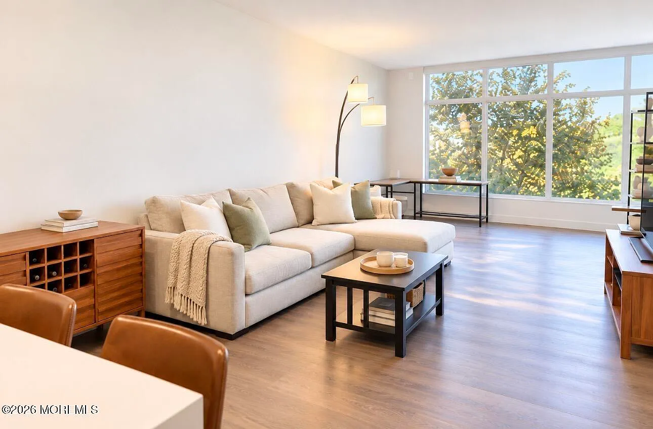 1 bed, 869 sqft, $36,000 — Photo 3
